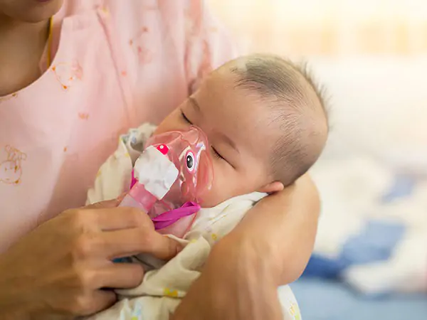 Trẻ thường có biểu hiện sốt quay trở lại sau khi ban đã lặn, kèm theo thở nhanh, rút lõm lồng ngực và ho dữ dội.