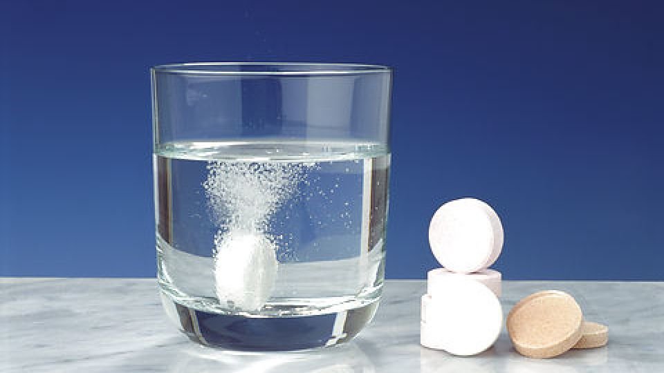 Hướng dẫn sử dụng Paracetamol dạng sủi đúng cách bằng việc hòa tan hoàn toàn viên thuốc trong một cốc nước lớn